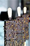 Crème glacée au chocolat sur les bâtonnets de noix hachées
