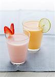 Un milk-shake aux fraises et un lassi à la mangue (boisson au yogourt de mangue)
