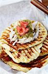 Naan grillé garni de porc effiloché, Salsa Verde et tomate