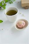 Mochi (Reiskuchen Japanisch) und grünem Tee