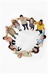 Groupe de personnes dans un cercle, vue grand angle