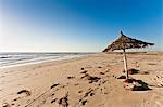 Parasol sur la plage sur l'île de Djerba, Tunisie