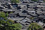 Toits résidentiels dans la ville ancienne de Lijiang, Province du Yunnan, Chine