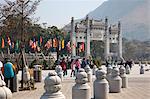 Passerelle sur l'approche au monastère de Po Lin, Lantau Island, Hong Kong