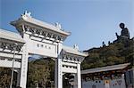 Gateway mit der riesigen Buddha-Statue auf Distanz, Lantau Island, Hong Kong
