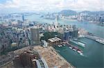 Balayage oculaire de l'oiseau du quartier de Tsimshatsui et les toits de Hong Kong de Sky100, 393 mètres au-dessus du niveau de la mer, Hong Kong