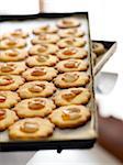 Mandel Cookies mit Aprikose Marmelade auf einem Backblech, Toskana