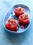 Pelées tomates farcies aux fraises, jus de lime et vanille