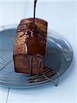 Revêtement de marbre gâteau avec le glaçage au chocolat