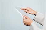 Frau transparente digitale Tabletts, zugeschnitten