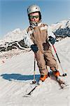 Garçon en combinaison ski, portrait pleine longueur