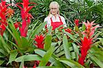 Vue de face d'une femme senior travaillant au jardin botanique