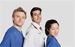 Portrait de l'équipe médicale de multi ethnique sur fond gris