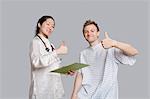 Portrait du docteur heureux et patients faits thumbs up