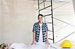 Porträt von einem glücklichen Mitte Erwachsene Frau mit Plänen auf Baustelle