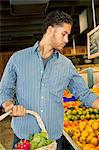 Beau jeune homme, faire du shopping dans le marché