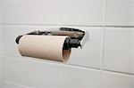 Nahaufnahme von fertigen Toilettenpapier Rollen im Badezimmer