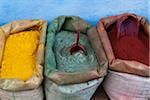 Pigments et épices en vente à la Kasbah, Chefchaouen, Province de Chefchaouen région Tanger-Tétouan, Maroc