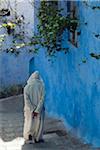 Person, die zu Fuß, Chefchaouen, Provinz Chefchaouen, Tanger-Tetouan Region, Marokko