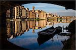 Boote unter Ponte Vecchio am Fluss Arno, Florenz, Toskana, Italien