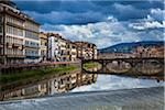 Bâtiments à côté de la rivière Arno, Florence, Toscane, Italie