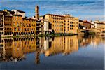 Gebäude neben Fluss Arno, Florenz, Toskana, Italien