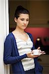 Jeune femme avec une tasse de café expresso