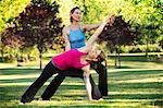 Yoga instructor et student dans le parc