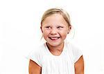 Portrait de jeune fille souriante regardant plus loin, studio shot