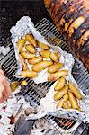 Pommes de terre dans une feuille d'aluminium sur la grille