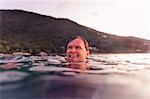 Homme souriant, nager dans la mer