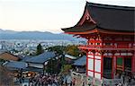 L'approche et la porte de temple Kiyomizu (Kiyomizu-dera), Kyoto, Japon