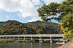 Togetsu-Kyou Brücke am Fluss Katsura, Arashiyama im Herbst, Kyoto, Japan