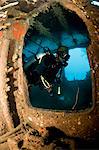 Plongeur à l'intérieur de l'épave du cargo Lesleen M, coulé un récif artificiel en 1985 dans la baie de l'Anse Cochon, Sainte-Lucie, Antilles, Caraïbes, Amérique centrale