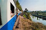 Touristen in einem Zug Fahrt mit der Todesbahn entlang des River Kwai, Kanchanaburi, Thailand, Südostasien, Asien