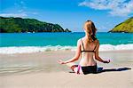 Femme méditant en dehors à kamel Beach, Lombok (Indonésie), l'Asie du sud-est, Asie