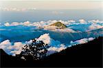Pics montagneux s'élevant haut au-dessus des nuages de volcan Mont Rinjani, Lombok (Indonésie), l'Asie du sud-est, Asie