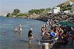 Gens se baigner dans le lac de Tibériade, Tibériade, Israël, Moyen-Orient