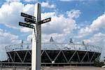 Panneau pour la voie verte, avec le stade olympiques derrière, Stratford, Londres, Royaume-Uni, Europe