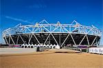Das Olympiastadion betrachtet von Stratford Weg, London, England, Vereinigtes Königreich, Europa