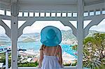 Jeune femme croisière navires dans le port, Charlotte Amalie, St. Thomas, US Virgin Islands, West Indies, Caraïbes, Amérique centrale