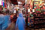 Babouches marocaines de cuir souple dans le Souk, Medina, Marrakech, Maroc, Afrique du Nord, Afrique