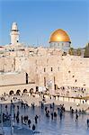 Quartier juif de la place du mur occidental et le dôme du rocher au-dessus, vieille ville, patrimoine mondial UNESCO, Jérusalem, Israël, Moyen-Orient
