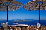 Terrasse mit Blick auf die Caldera, Santorini, Kykladen, griechische Inseln, Griechenland, Europa