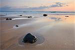 Rives de sable de Sandymouth plage à marée basse, Cornwall, Angleterre, Royaume-Uni, Europe