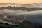 Brume se bloque en bas sur la campagne ouverte à l'aube, le Parc National d'Exmoor, Somerset, Angleterre, Royaume-Uni, Europe