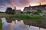 Bauernhöfe in der malerischen Cotswolds Dorf von Lower Slaughter bei Sonnenaufgang, Gloucestershire, The Cotswolds, England, Vereinigtes Königreich, Europa