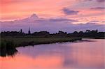 Beau coucher de soleil sur la Tamise et le clocher de Lechlade, Oxfordshire, les Cotswolds, Angleterre, Royaume-Uni, Europe