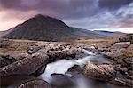 Rocky river, qui coule à travers les montagnes, le Parc National de Snowdonia, au pays de Galles, Royaume-Uni, Europe