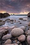 Plage de Porth Nanven et le Brisons au coucher du soleil, St Just, Cornwall, Angleterre, Royaume-Uni, Europe